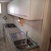 Cucina con lavastoviglie, piano cottura e forno