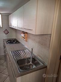 Cucina con lavastoviglie, piano cottura e forno