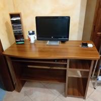 scrivania e postazione PC