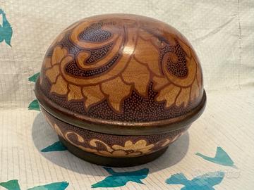 Scatola sferica vintage in legno finemente pirogra