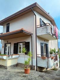 Villa bifamiliare con due unità indipendenti