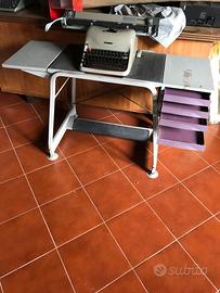 Scrivania con sedia Olivetti synthesis anni '50