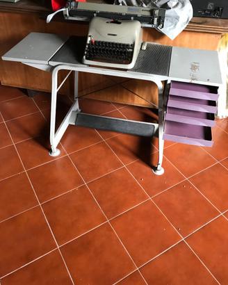Scrivania con sedia Olivetti synthesis anni '50