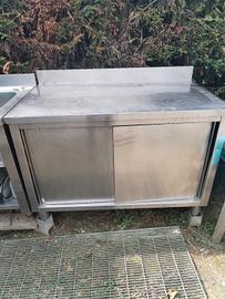 tavolo armadiato con 2 porte scorrevoli 