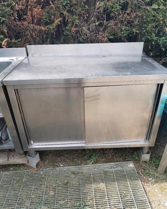 tavolo armadiato con 2 porte scorrevoli 