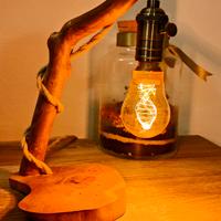 lampada da tavolo in legno 