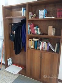 libreria con attaccapanni in legno 