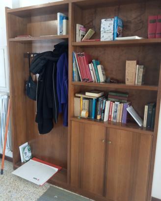 libreria con attaccapanni in legno 
