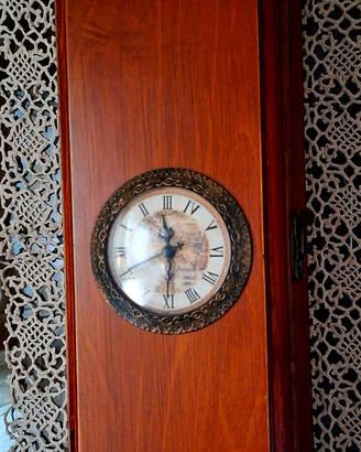 Porta bottiglia antico con orologio analogico 