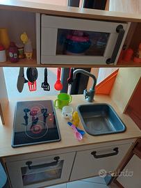 Cucina Ikea con aggiunta di accessori 