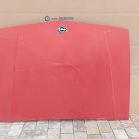 Cofano rosso Opel Corsa GSI del 1990
