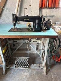 Macchina da cucire industriale vintage NECCHI