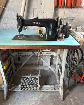 Macchina da cucire industriale vintage NECCHI