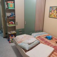 mobile cameretta completa di letti.