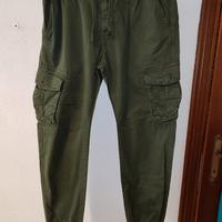 Pantalone con tasche laterali