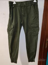 Pantalone con tasche laterali