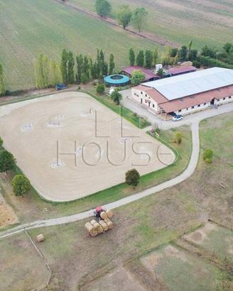 Immobile di 3200 m² con 3 locali a Arezzo