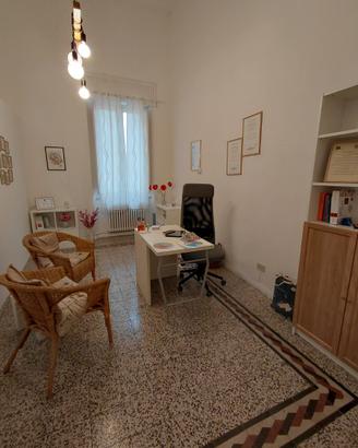 Studio arredato in condivisione
