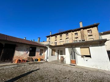 SPAZIOSA CASA CON CORTE DI PROPRIETA'