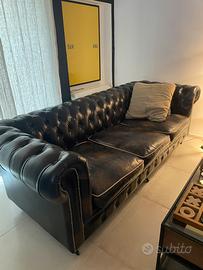 Divano Chesterfield tre posti cuoio