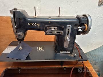 Macchina da cucire vintage Necchi blu