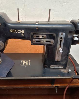 Macchina da cucire vintage Necchi blu