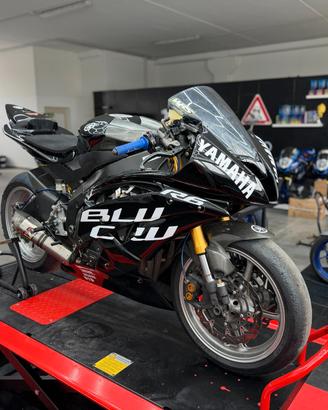 Yamaha YZF R6 PRONTO PISTA !
