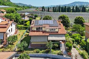 VILLA BIFAMIGLIARE CON GIARDINO FOTOVOLTAICO E BOX