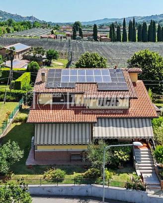 VILLA BIFAMIGLIARE CON GIARDINO FOTOVOLTAICO E BOX