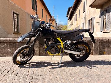 Motard SWM SM 125 R 4t con ABS