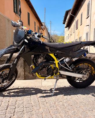Motard SWM SM 125 R 4t con ABS