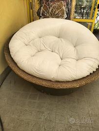 Poltrona da giardino in vimini con base in legno