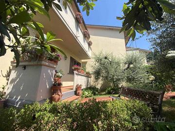 Villa di 200 m² con più di 5 locali e box auto a C