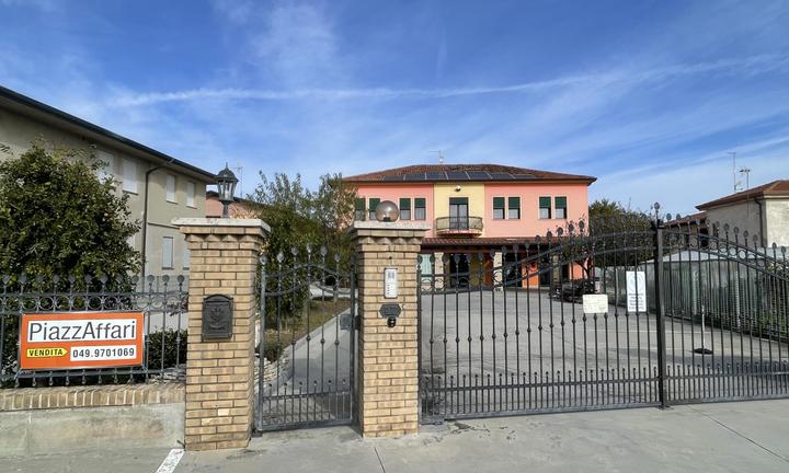 Casa-bottega, fabbricato multiuso in centro paese