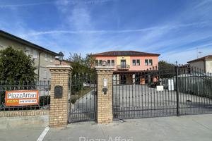 Casa-bottega, fabbricato multiuso in centro paese