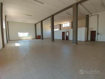 Capannone al primo piano con rampa carrabile