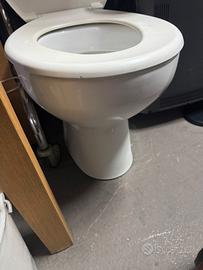 Gabinetto con coperchio 