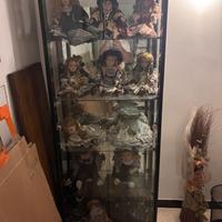 Vetrinetta con bambole in porcellana da collezione