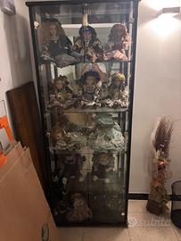 Vetrinetta con bambole in porcellana da collezione