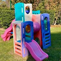 Playground con scivolo per bambini