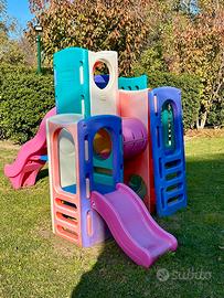 Playground con scivolo per bambini