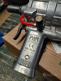Rivettatrice ad 'aria compressa professionale FAR