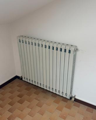 3 termosifoni in ghisa e tubazioni in rame