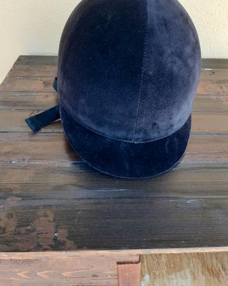 KIT EQUITAZIONE (CAP, PORTASTIVALI, FRUSTINO)