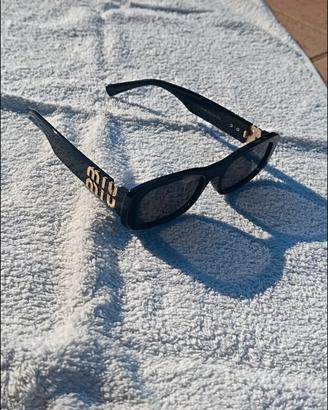 Occhiali da sole Miu Miu neri con logo oro