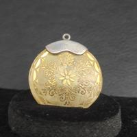 ciondolo con oro e argento su madreperla 