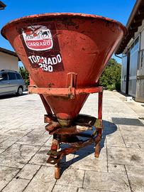 Spandiconcime Carraro