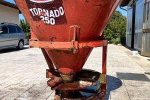 Spandiconcime Carraro