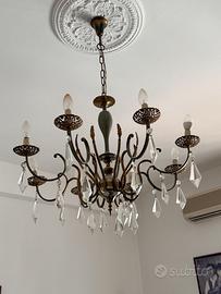 Lampadario vintage in ottone e gocce di cristallo.