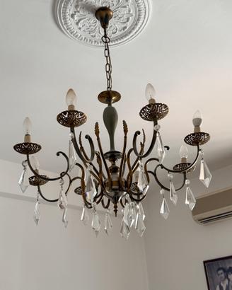 Lampadario vintage in ottone e gocce di cristallo.